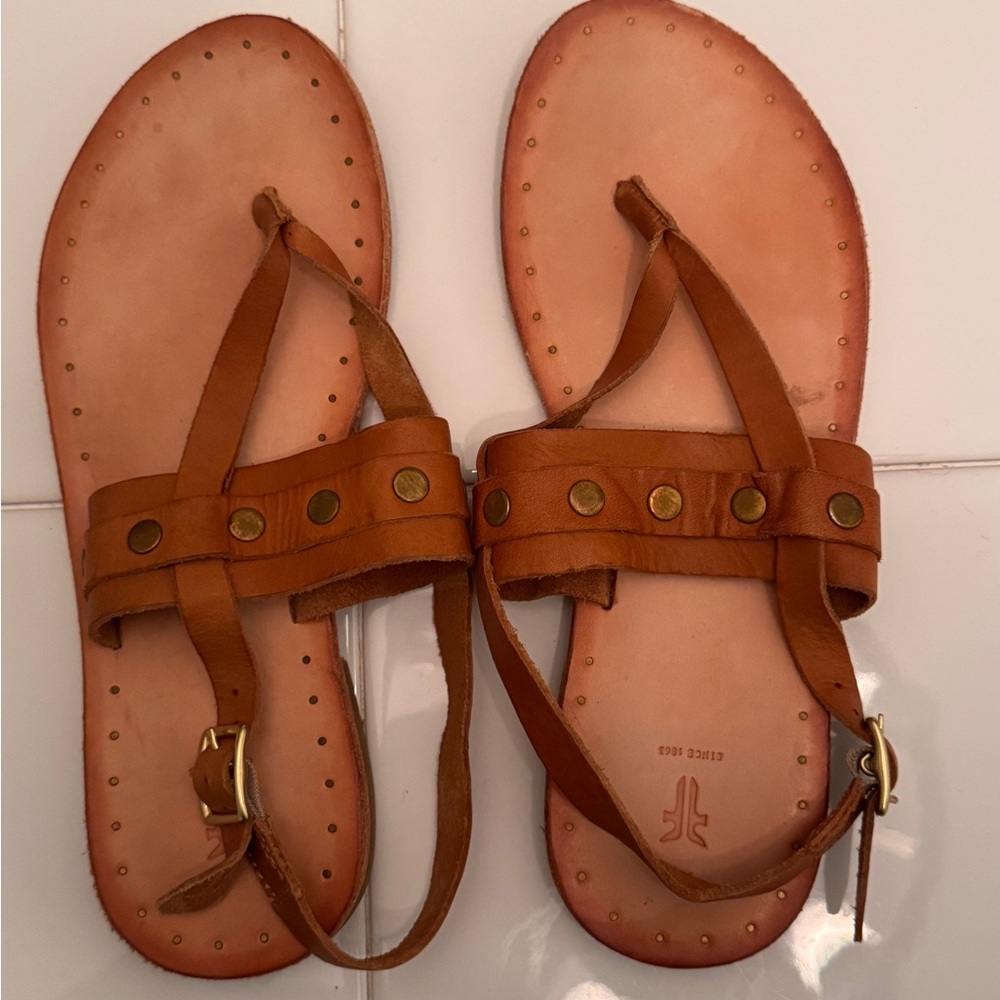 Frye Avery stud thong Tan Leather Sandals 6B